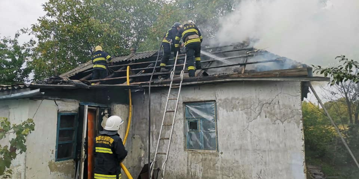 У Жмеринському районі через замикання загорівся приватний будинок 