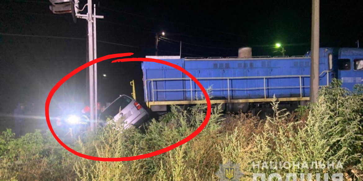 У Жмеринському районі потяг розтрощив Volkswagen - пасажир авто загинув