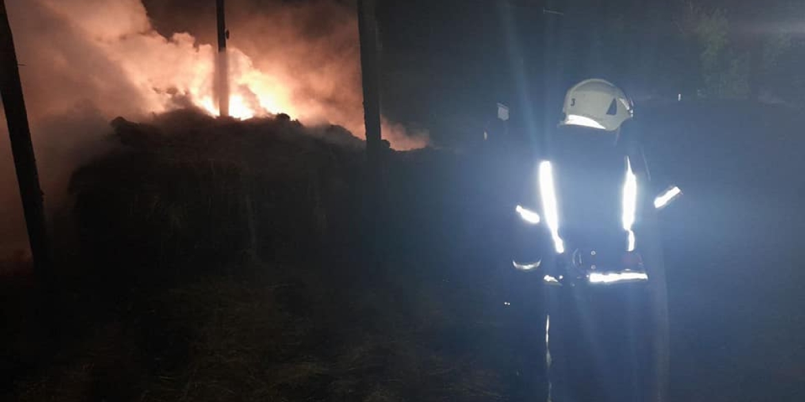 У Жмеринському районі згорів піднавіс із сіном, постраждав власник