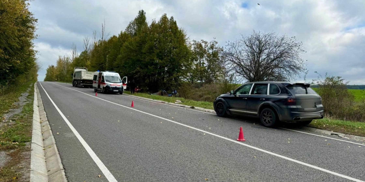 У Жмеринському районі зіткнулись автомобіль Porsche Cayenne та трицикл