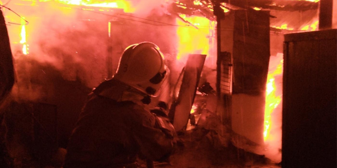 У Жмеринці згорів гараж і господарська споруда