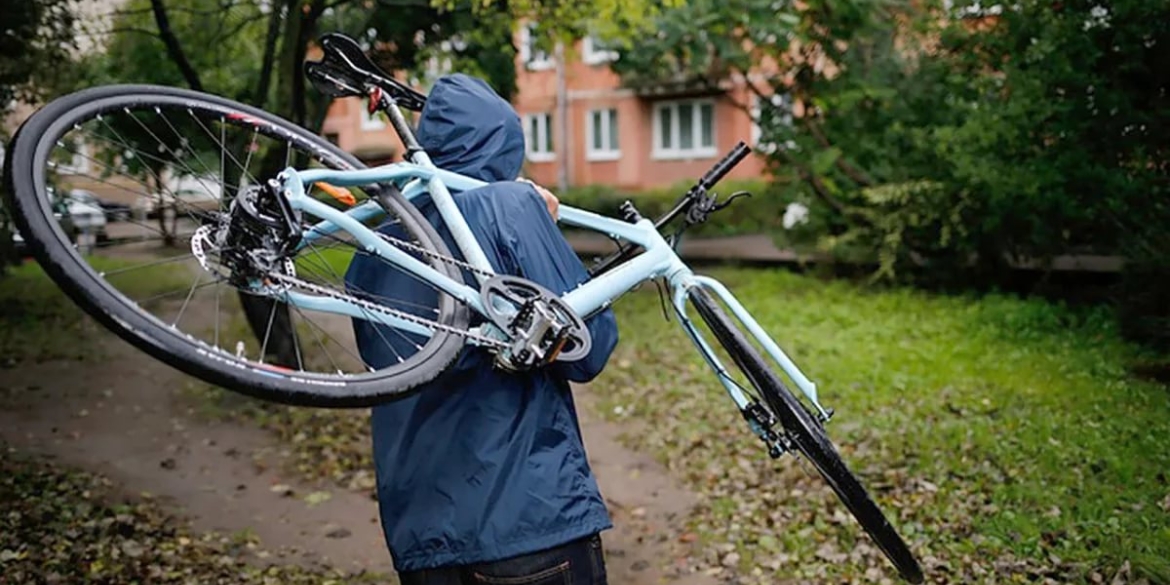 У Вінниці двоє чоловіків викрали велосипед