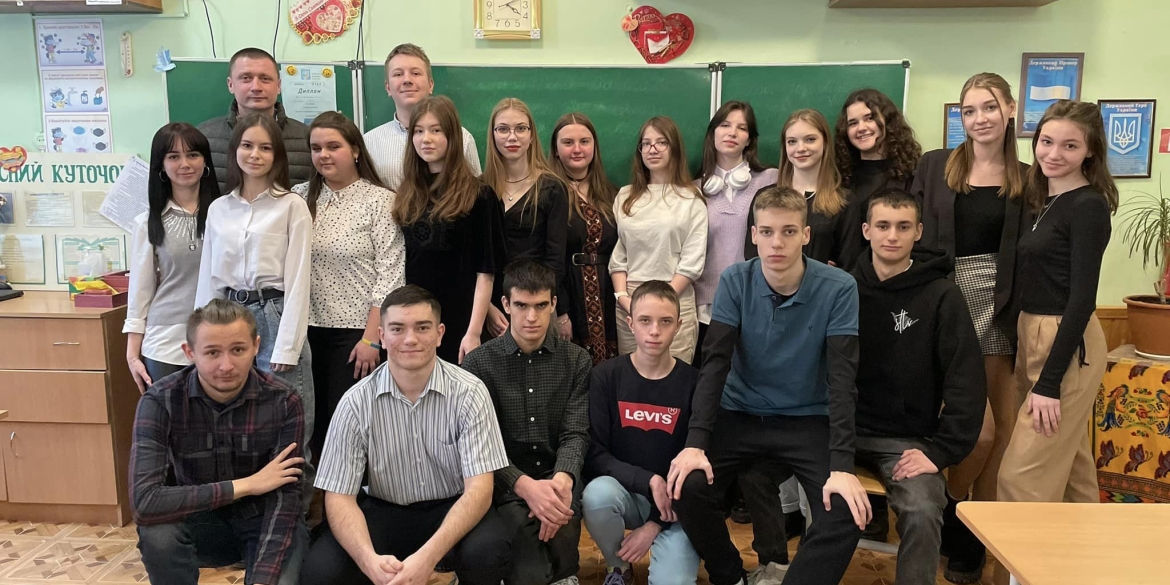 Учні ладижинського ліцею зібрали на потреби ЗСУ понад 21 тисячу гривень