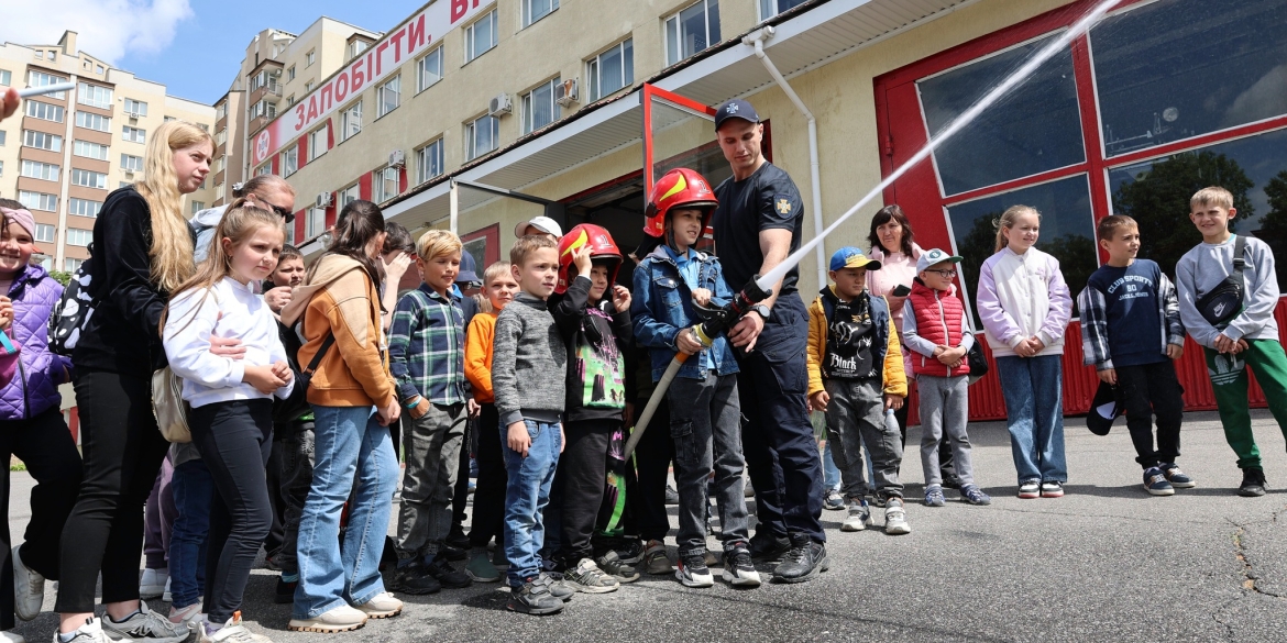 Учні Медвежевушківського ліцею завітали в гості до вінницьких рятувальників