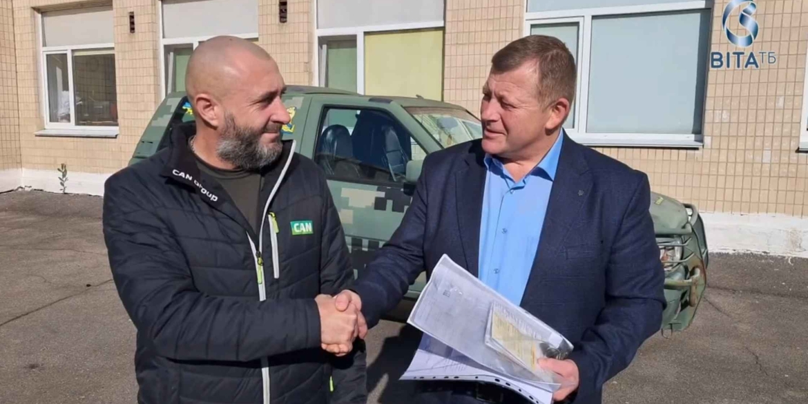  Учні та педагоги вінницького ліцею №29 передали автомобіль захисникам