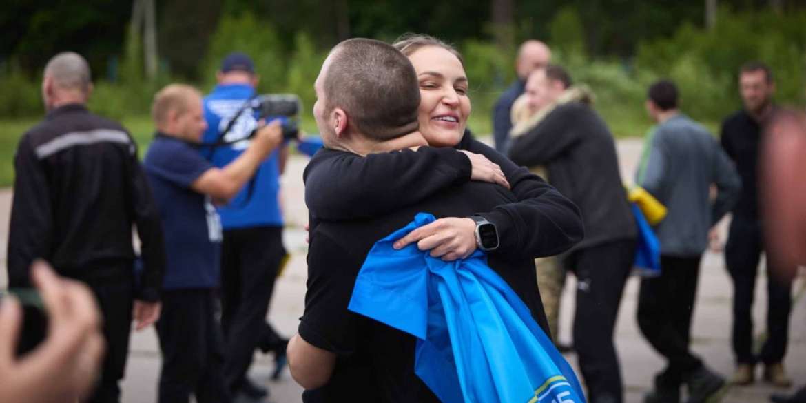 Україна повернула додому нову групу важкопоранених і важкохворих воїнів