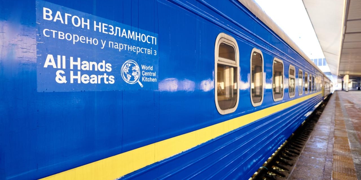 Укрзалізниця підготувала 100 «Вагонів незламності» у відповідь на знеструмлення по всій країні