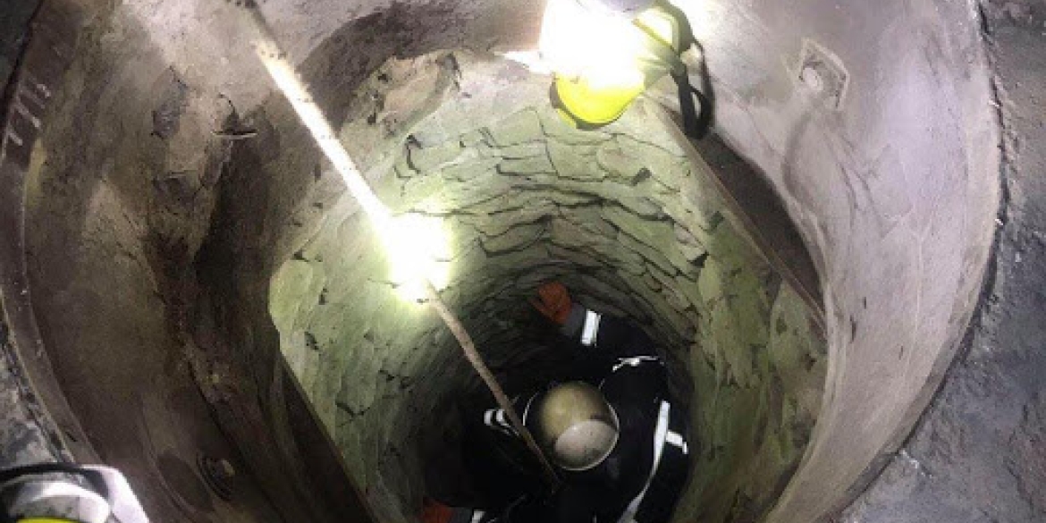 На Вінниччині рятувальники дістали чоловіка, який впав на дно колодязя
