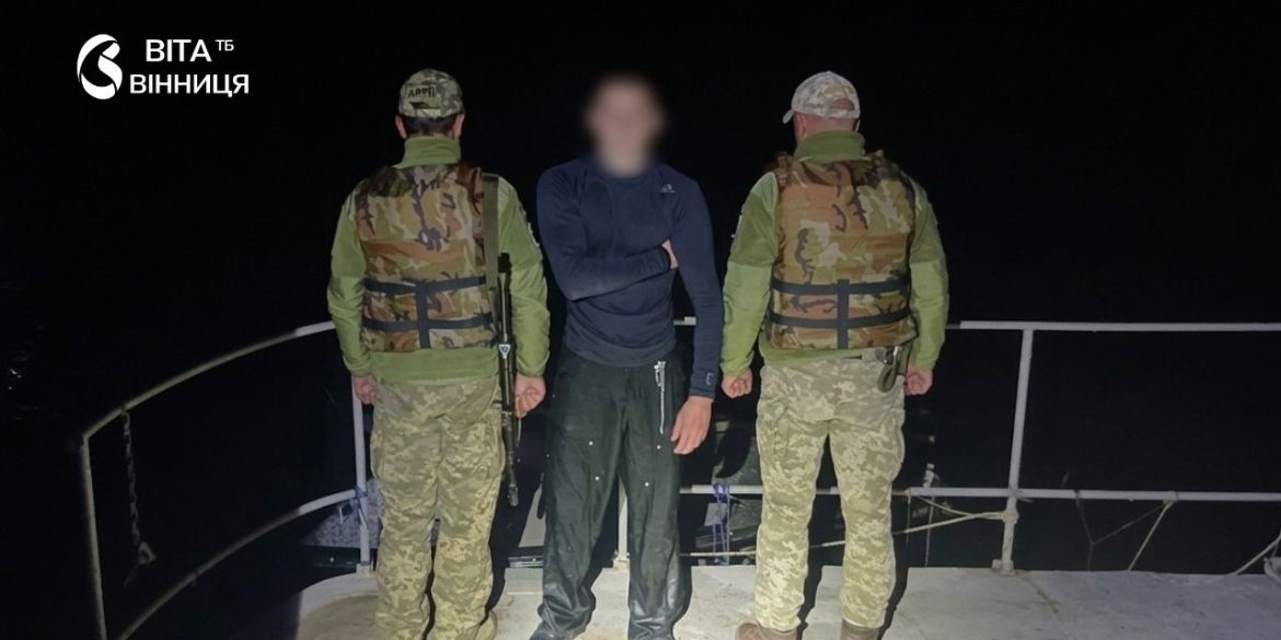 Уночі в холодній воді прикордонники на катері перехопили 30-річного плавця на Дністрі