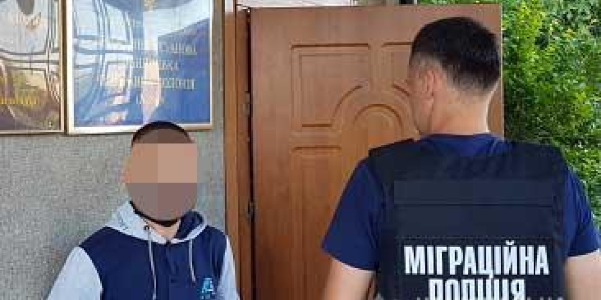 Вінницькі поліцейські примусово повернули у Молдову судимого громадянина
