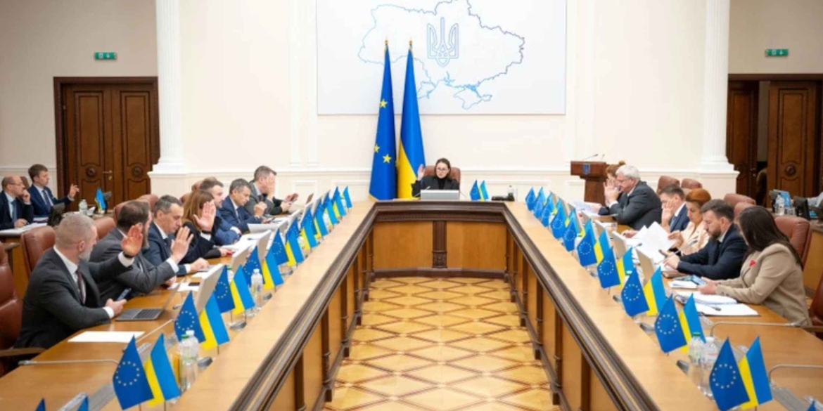 Уряд підвищив виплати прийомним батькам і батькам-вихователям