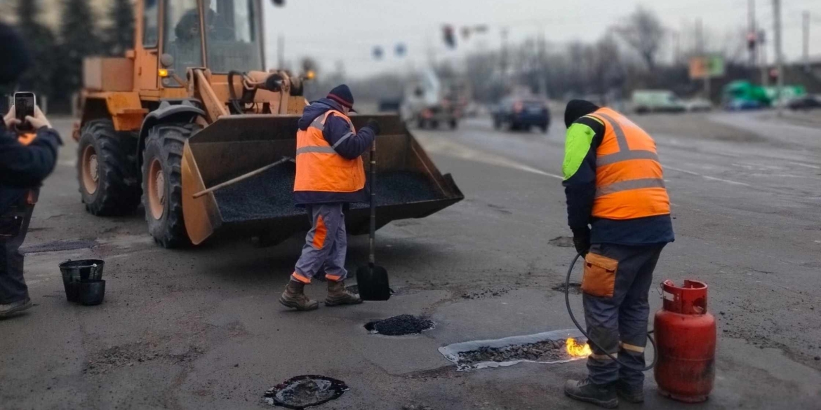 Усувають найкритичніші пошкодження до початку основних ремонтів доріг Вінниці