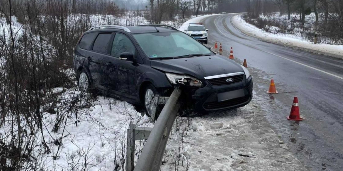 В Гайсинському районі автомобіль зіткнувся з відбійником – постраждала пасажирка