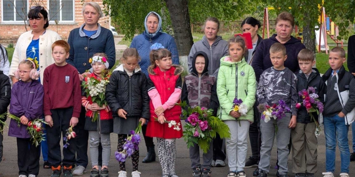 В Гайсинському районі на фасаді школи відкрили меморіальну дошку полеглому захиснику