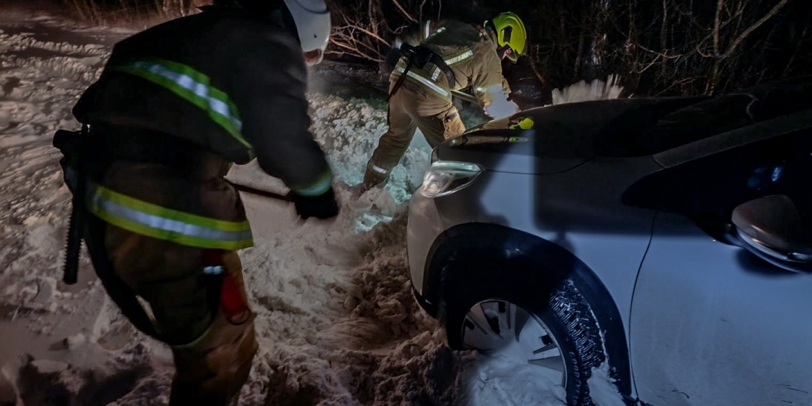 В Глуховецькій громаді сім легковиків застрягли в снігових заметах