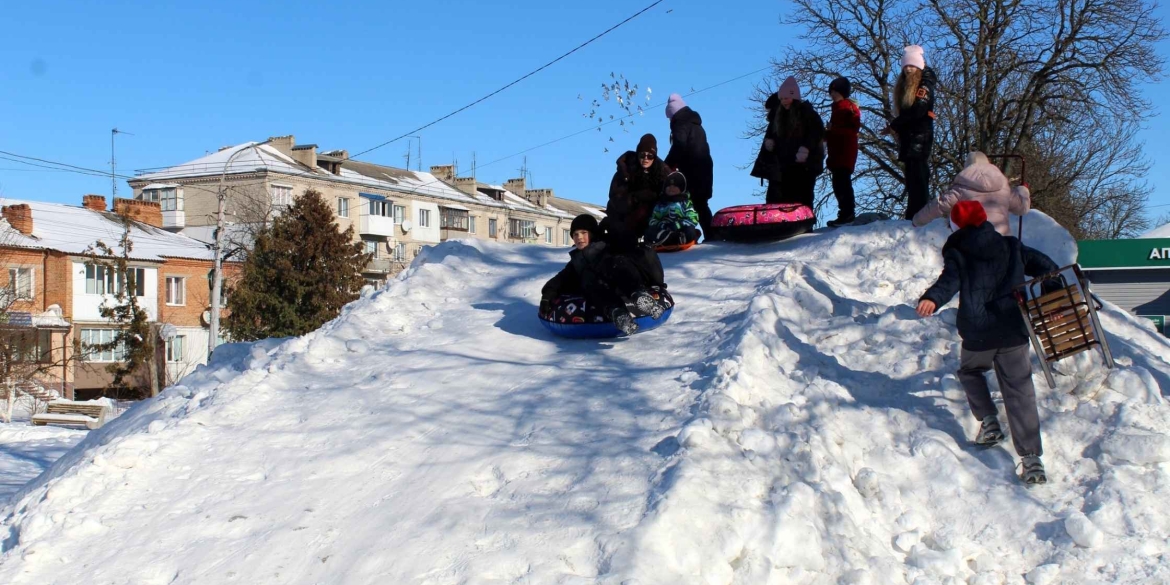 В Іллінцях комунальники не лише розчистили сніг, а й подарували дітям снігову гірку