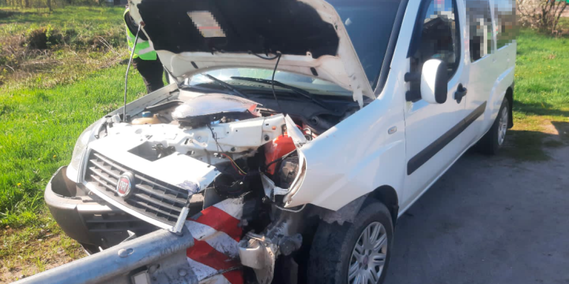 В Калинівській громаді водійка Fiat влетіла у відбійник - пасажирка загинула