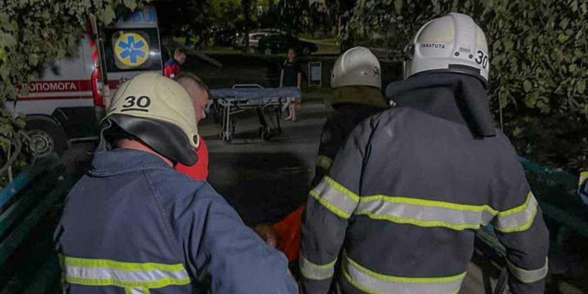 В Ладижині, щоб допомогти пенсіонеру довелось ламати двері квартири