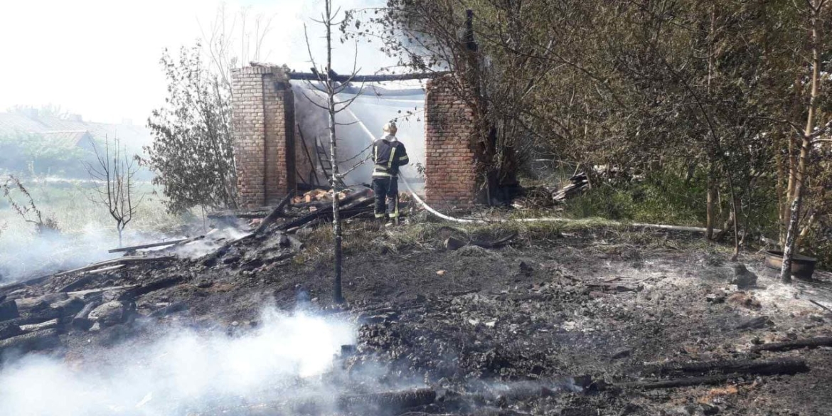 В Лука-Мелешківській громаді люди палили листя, а загорілась ферма