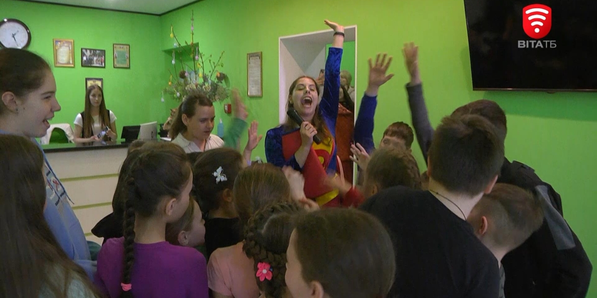 В одному з вінницьких житлових комплексів дарують свята дітям-переселенцям