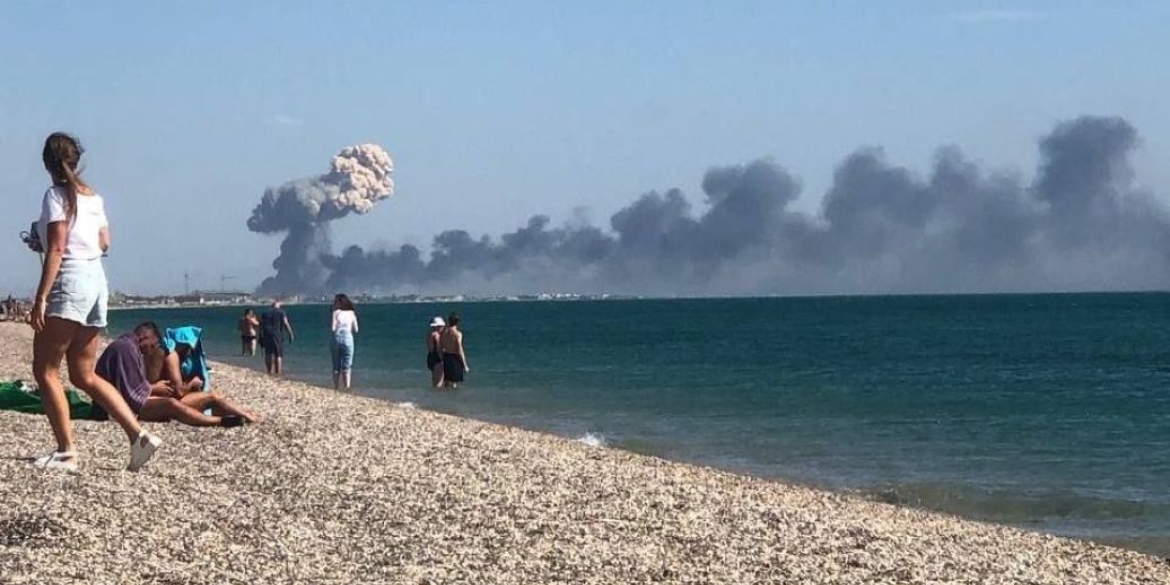 В окупованому Криму - вибухи, горить авіабаза