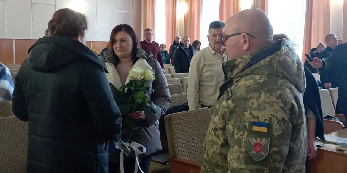 В Оратівській громаді вручили орден "За мужність" вдові загиблого Героя