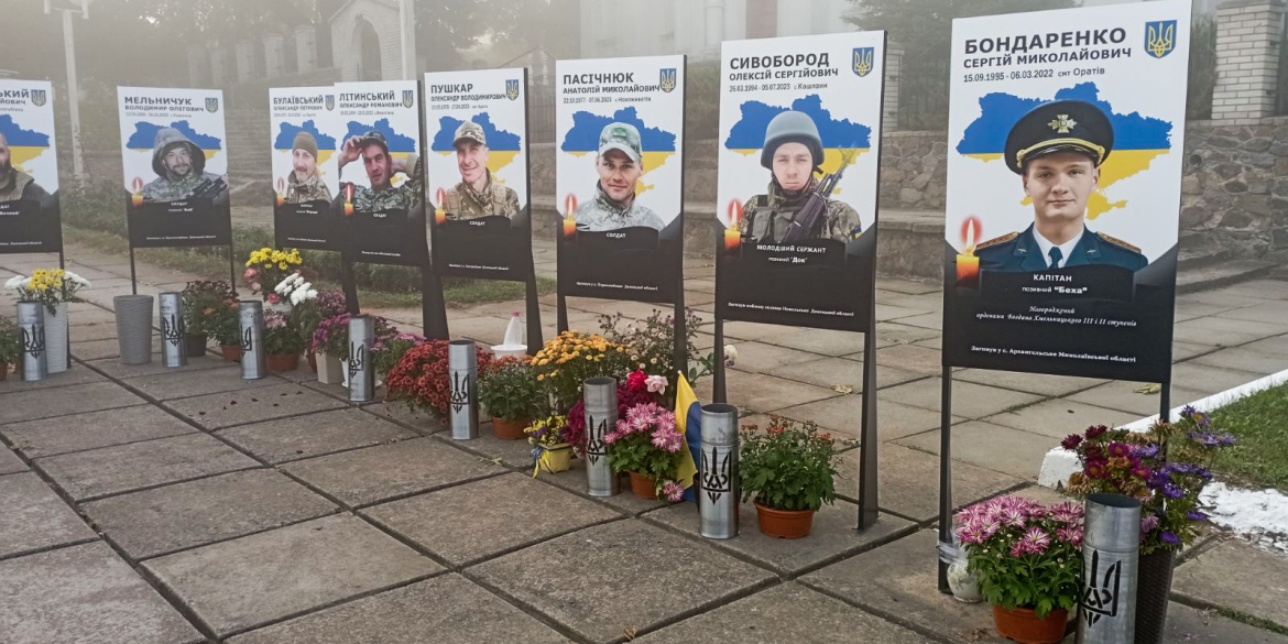 В Оратові з відстріляних гільз зробили вази для квітів та встановили на Алеї пам'яті