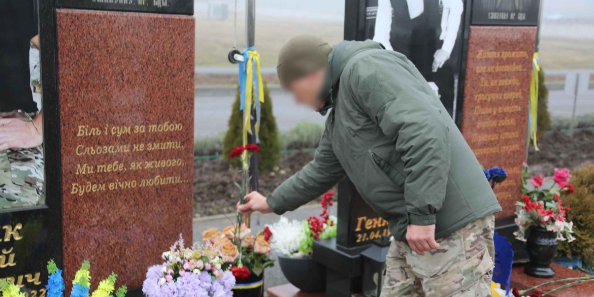 В пам'ять про загиблого КОРдівця у Вінниці влаштували мітинг-реквієм на кладовищі