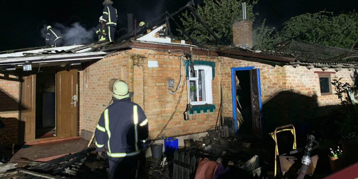 В селі Махнівка Хмільницького району через замикання загорівся будинок