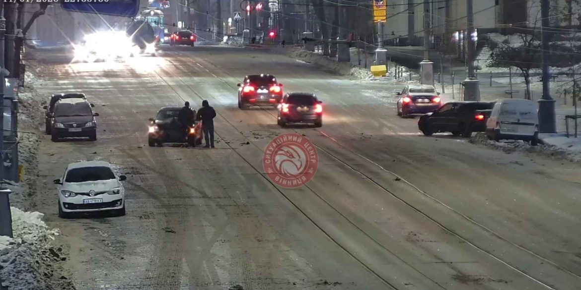В центрі Вінниці зіткнулись два легкових автомобілі