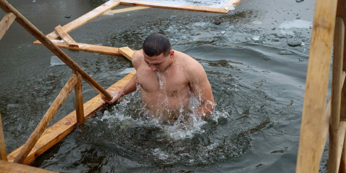 В цей день вода лікує та оздоровлює скільки вінничан пірнали в крижані ополонки на Водохреще