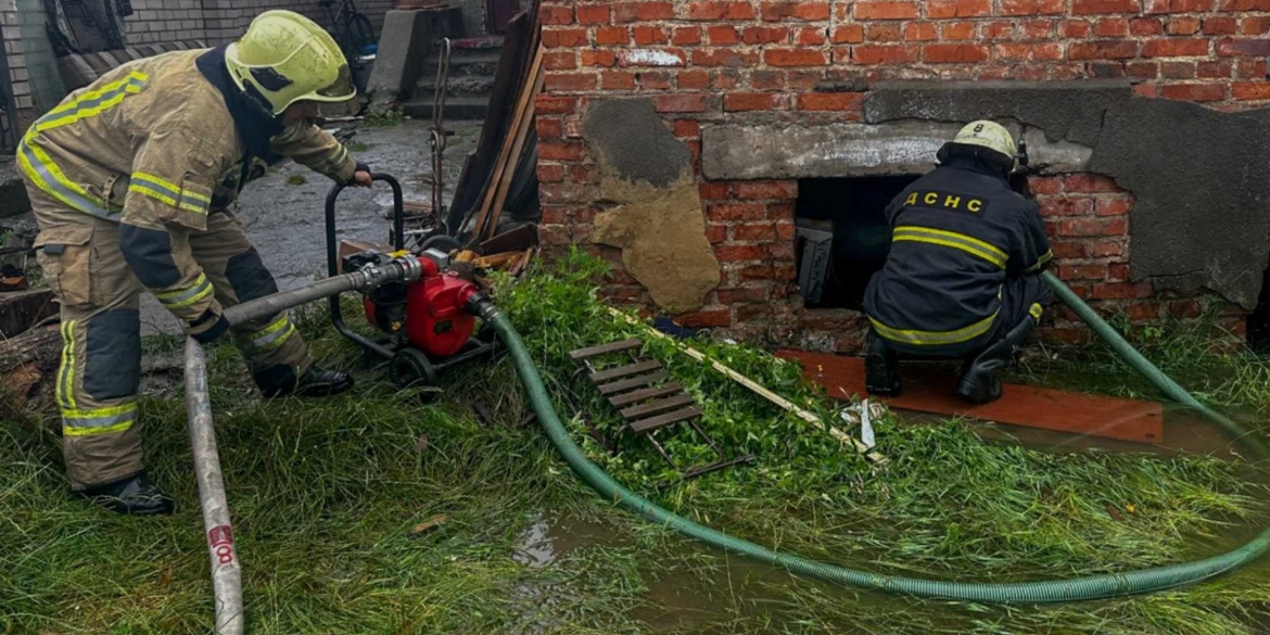 В Жмеринці довелося відкачувати воду з будинків через негоду
