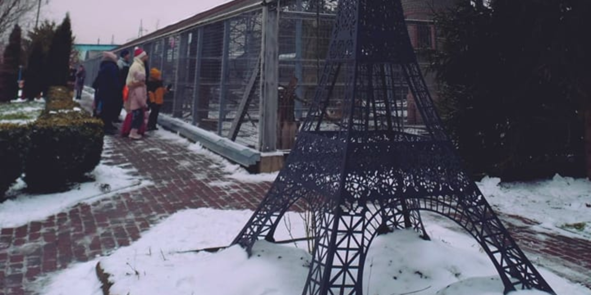 В зоопарку у Вінниці встановили "Ейфелеву вежу" з українським орнаментом