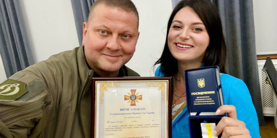 Валерій Залужний нагородив волонтерку з Вінниці знаком "За сприяння війську"