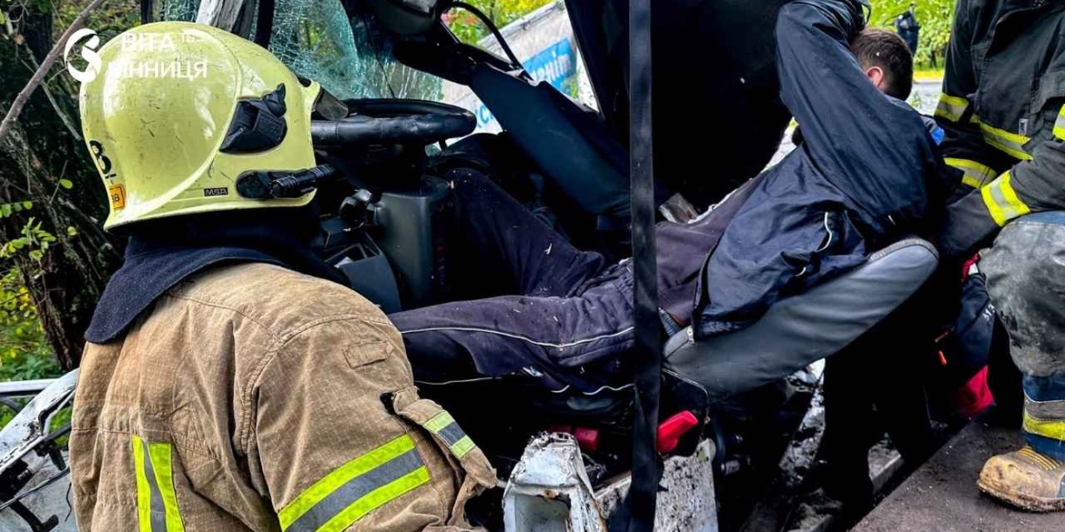 Вантажівка врізалася в дерево на Вінниччині 24-річного водія визволяли з понівеченої кабіни