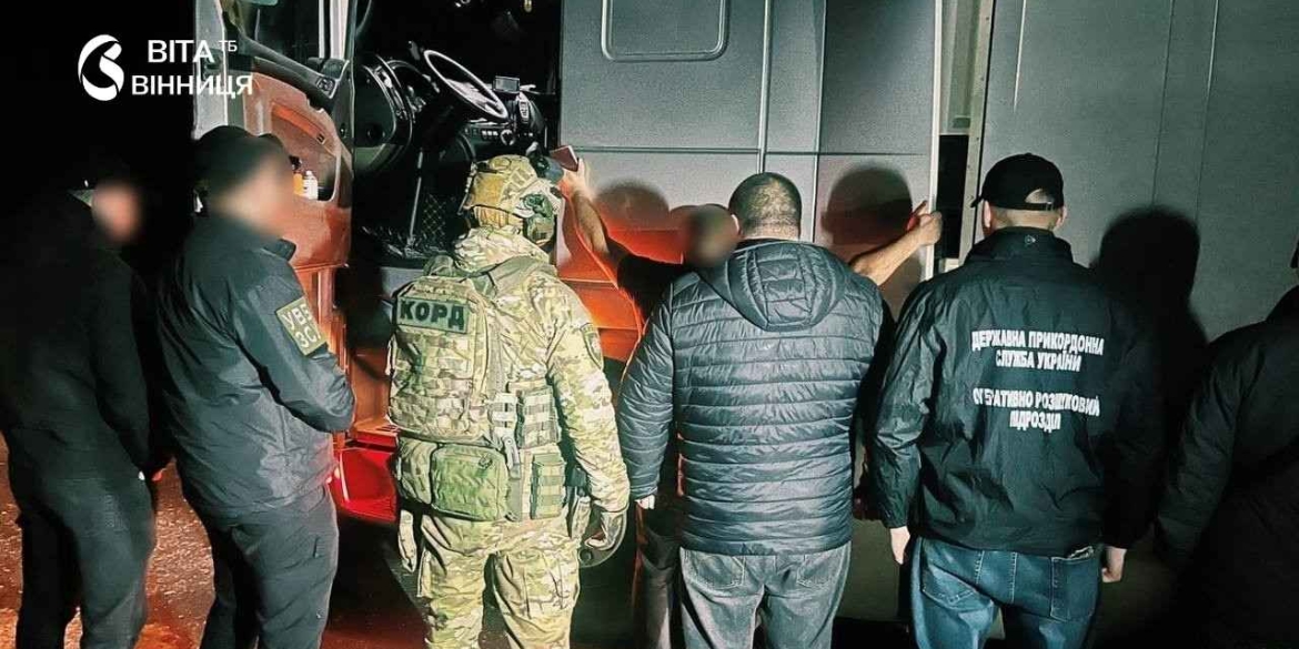 Вантажівка з палетами молочної продукції біля кордону з Молдовою під час огляду правоохоронцями