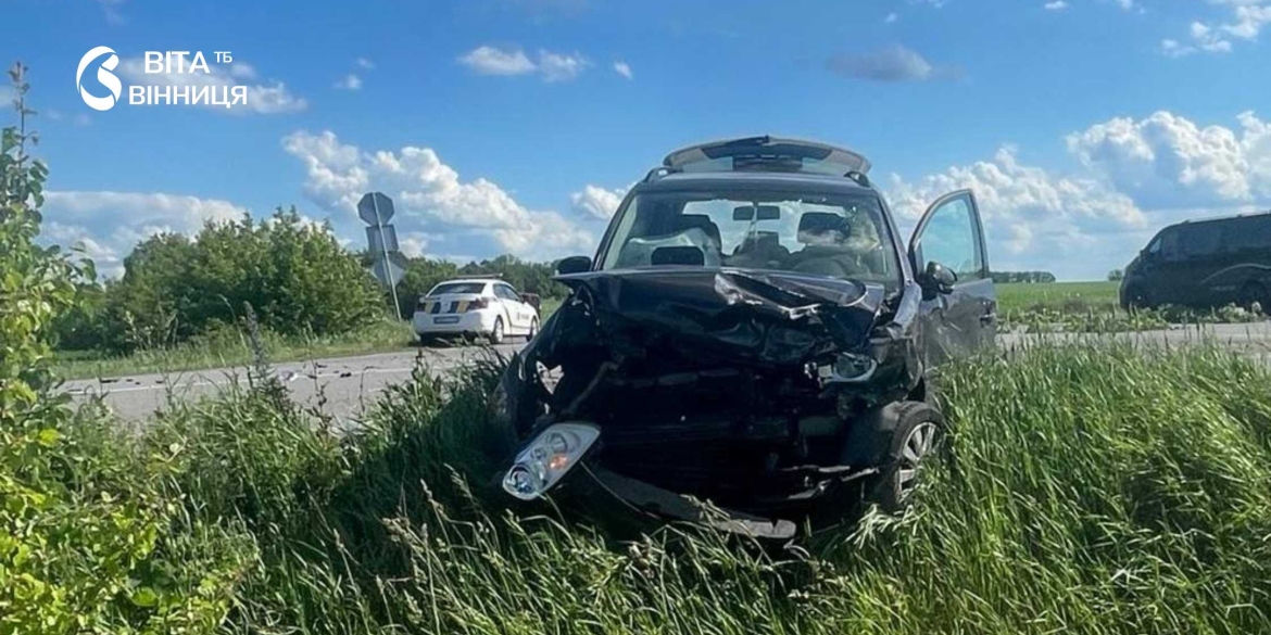 ВАЗ перекинувся у кювет після зіткнення з Volkswagen поліція розслідує смертельну ДТП на Вінниччині
