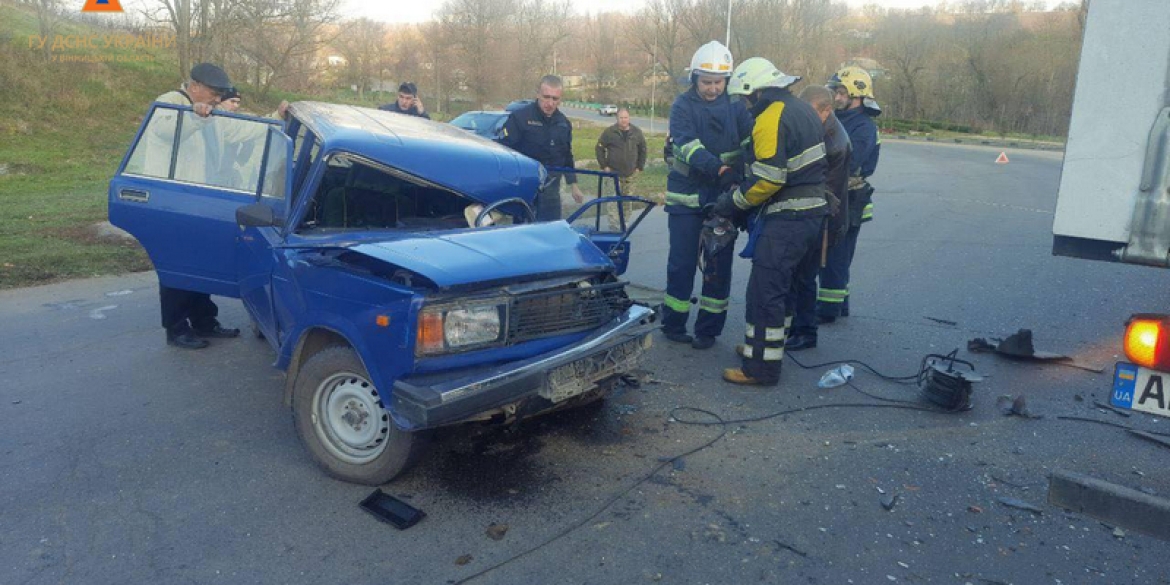 ВАЗ протаранив MAN вінницькі рятувальники діставали водія з потрощеного легковика