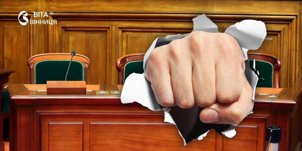 Вдарив кулаком по склу камери і пообіцяв убити у Вінниці засудили чоловіка за погрози прокурору