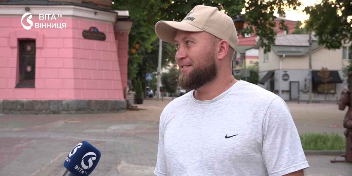 Ветеран на протезі йде пішки з Вінниці до Хмельницького заради побратимів