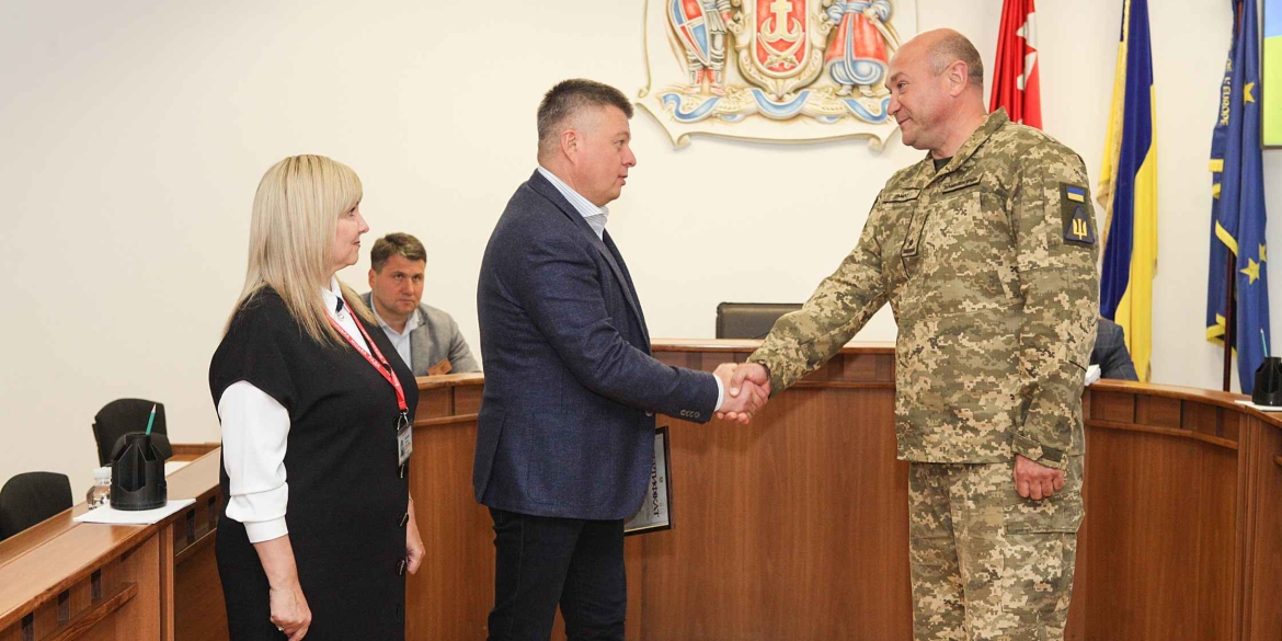 Ветеран російсько-української війни отримав у Вінниці сертифікат на придбання авто