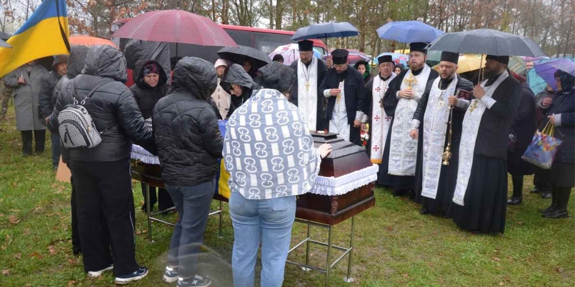 Від робітника заводу до командира гармати Літинська громада прощалася з 30-річним артилеристом