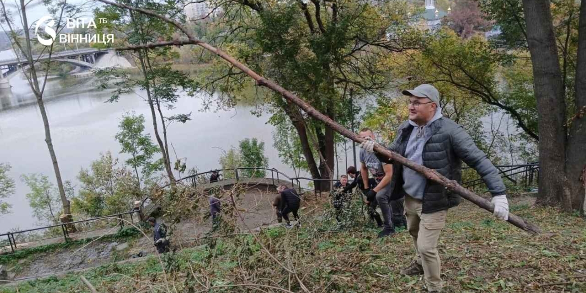 Від сходів на Оводова до пам'ятника Богуну як прибирали сквер Кумбари у Вінниці
