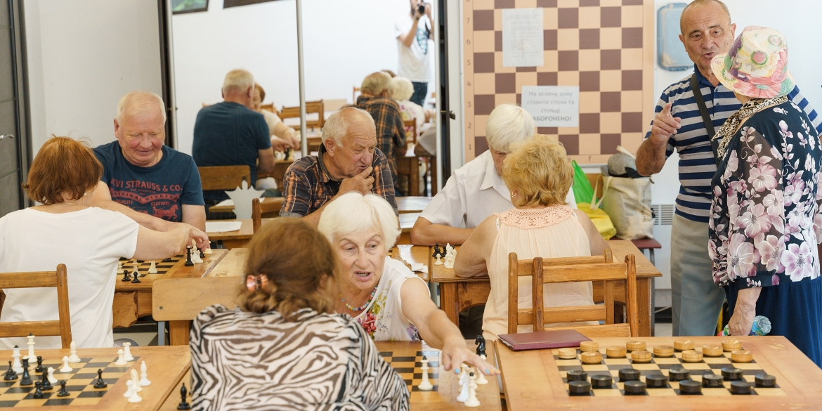 Відвідувачі Вінницького Терцентру влаштували турнір із шахів