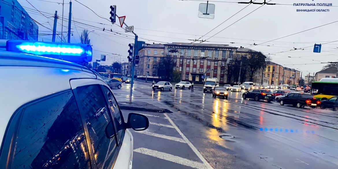 Вінничани подякували патрульним за регулювання руху на перехресті