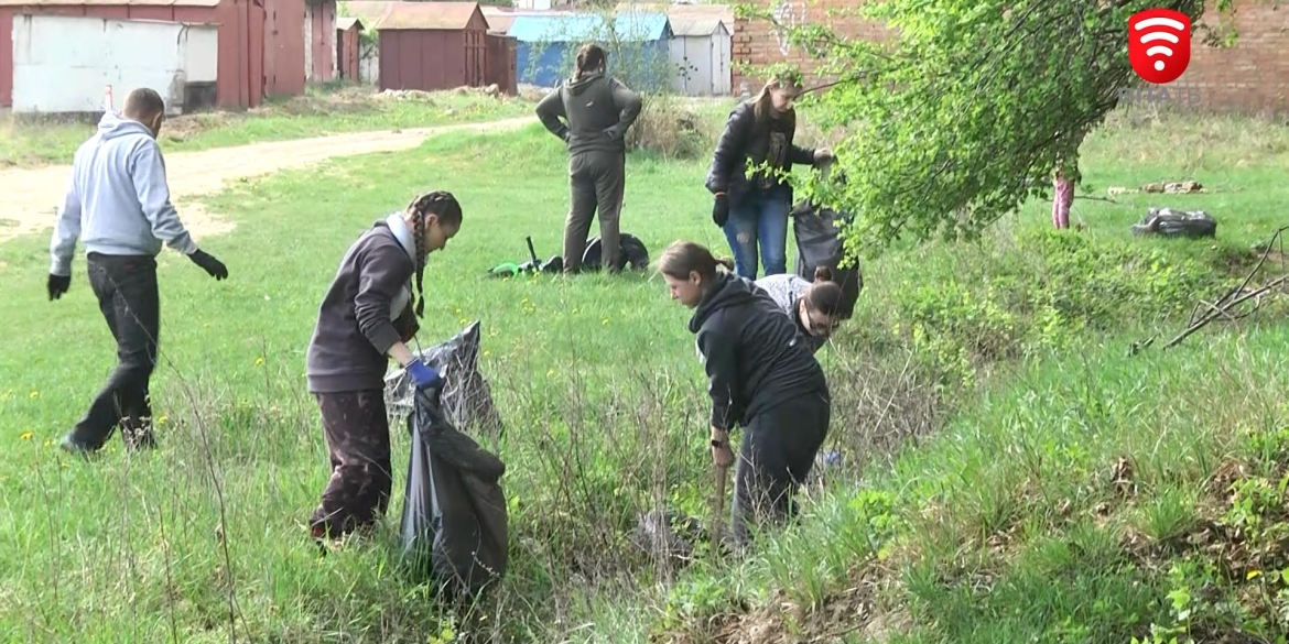 Вінничани та переселенці влаштували весняне прибирання біля свого гуртожитку