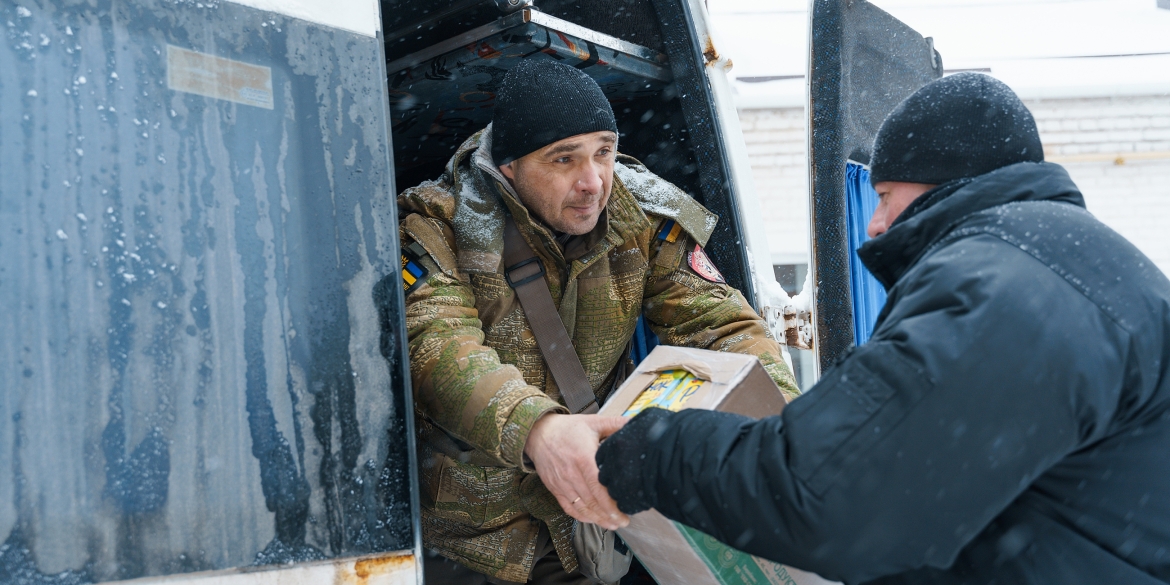 Вінничани відправили військовим новорічні гостинці, теплі речі та продукти
