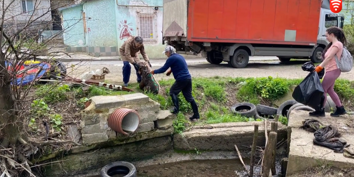 Вінничани зібрали майже 50 мішків сміття біля малої річки Дьогтянець