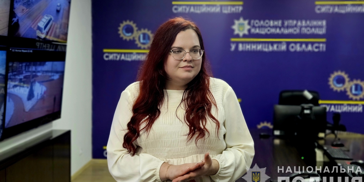 Вінничанка приймає сотні викликів на лінію 102, а після роботи навчає дітей історії України