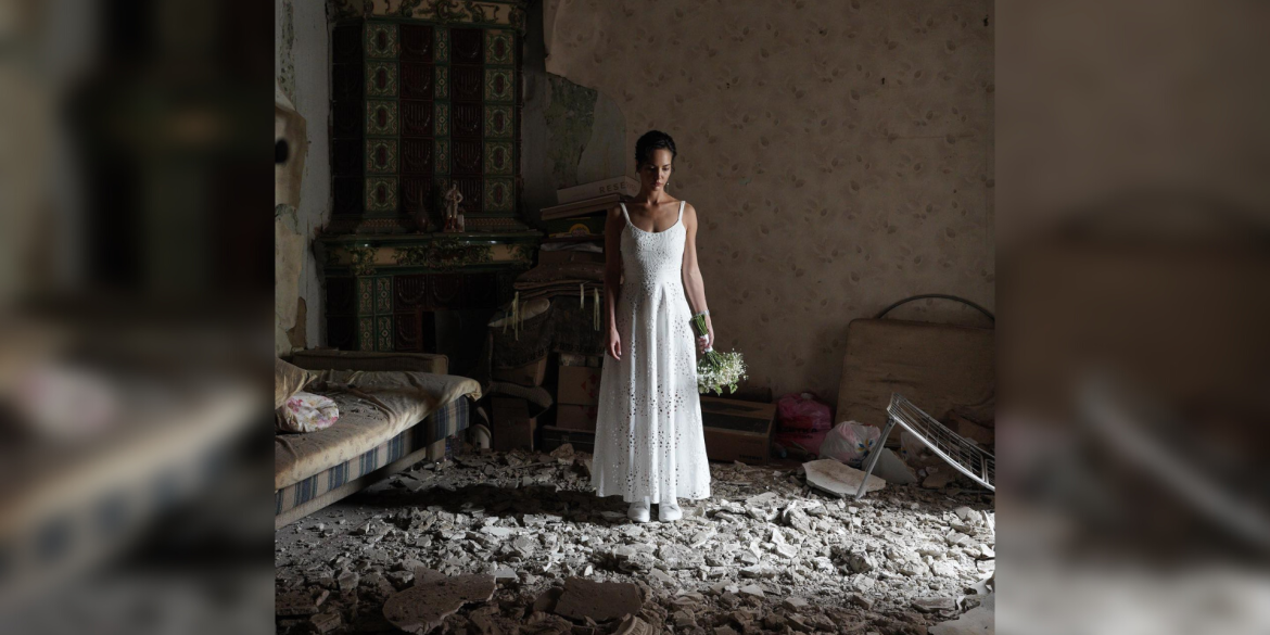 Вінничанка зробила весільні фото в руїнах рідного дому, який розбомбила російська ракета